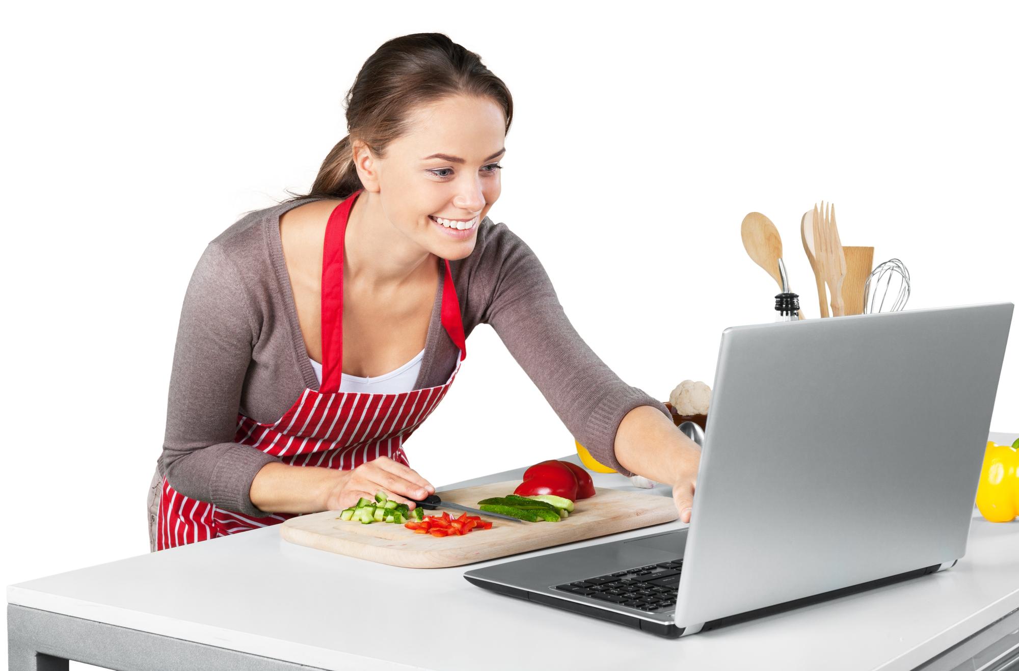 Studente che segue lezione di cucina online