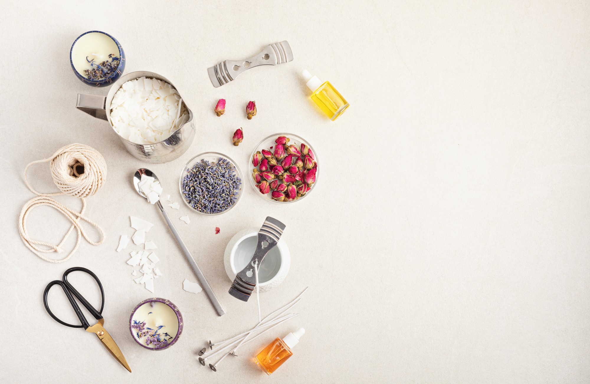 Tavolo con attrezzi da cucina usati per le lezioni